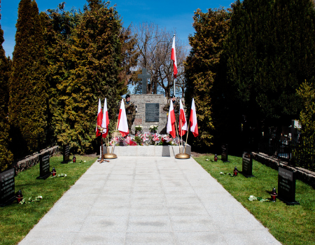 Modernizacja kwater poległych żołnierzy na cmentarzu w Kosakowie